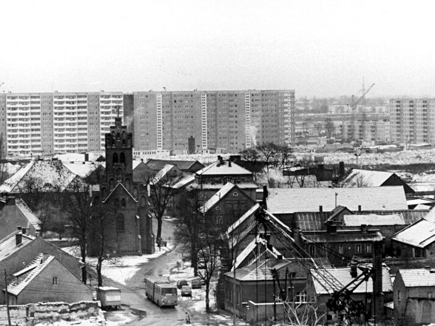 Kirche und Häusern im Alt-Marzahn im Winter. Die Dächer wurden teilweise mit Schnee gedeckt.