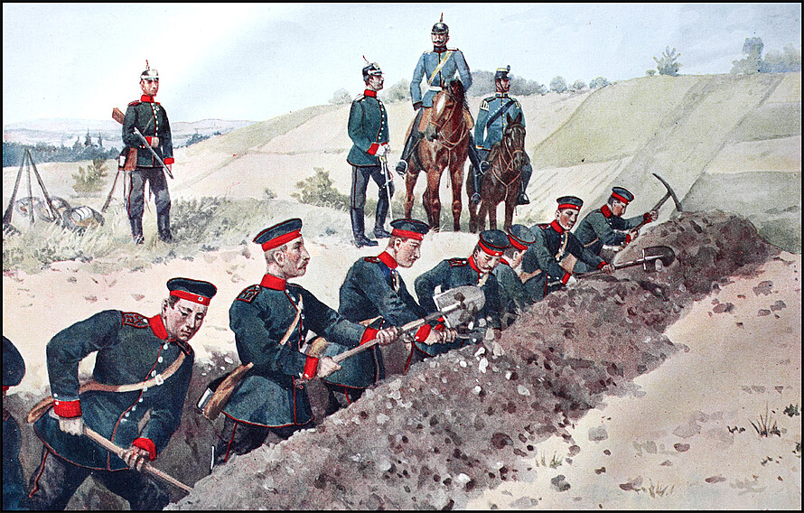Mehrere Soldaten in Uniform, die einen Schützengraben ausheben. Im Hintergrund zwei Offiziere zu Pferd, von welchen sich einer mit einem anderen Soldaten unterhält. Daneben steht ein weiterer Soldat mit einem Gewehr.