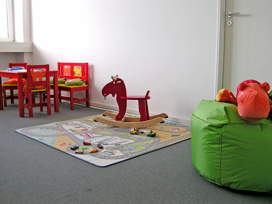 Das Familienzimmer bei degewo ermöglicht Eltern hohe berufliche Flexibilität