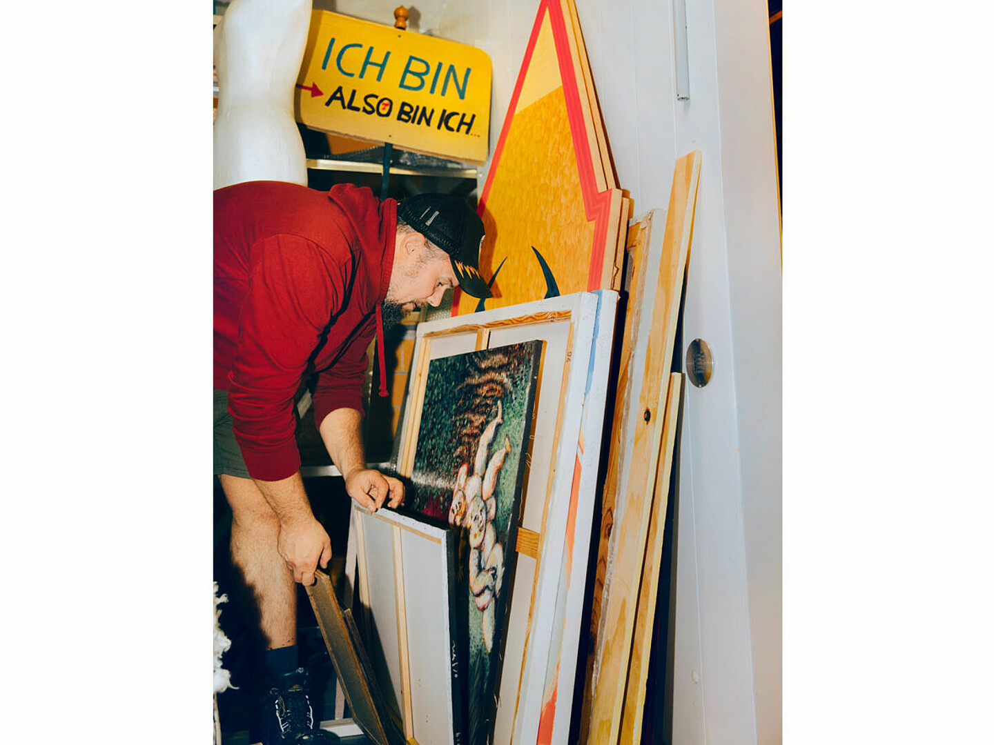 Aufnahmen von dem Künstler Marc Pospiech. Er trägt einen roten Kapuzenpullover und einen schwarze Kappe