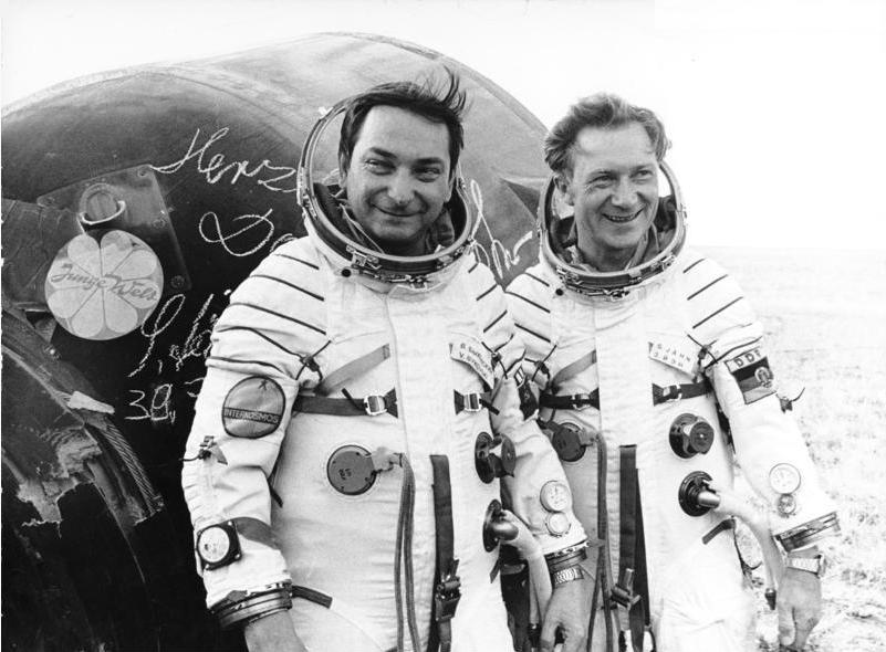 Zwei Kosmonauten Sigmund Jähn und Waleri Bykowski in den Schutzanzügen der Astronauten