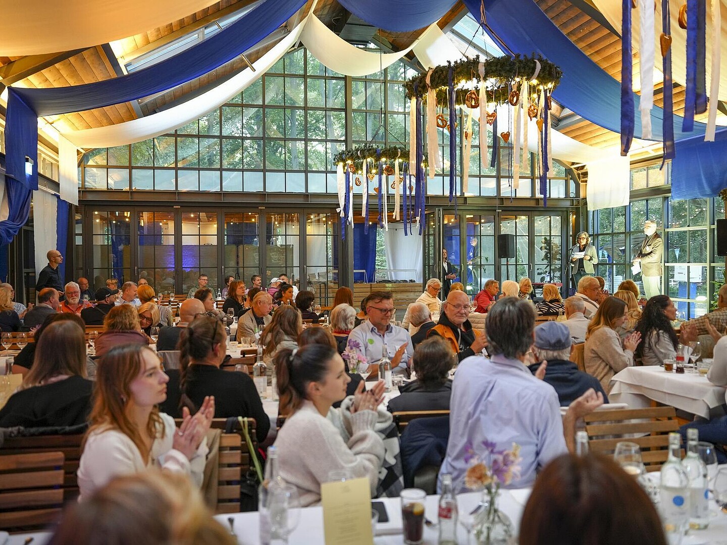 Raumaufnahme des Neuen Cafés mit teilnehmenden Mietergremien