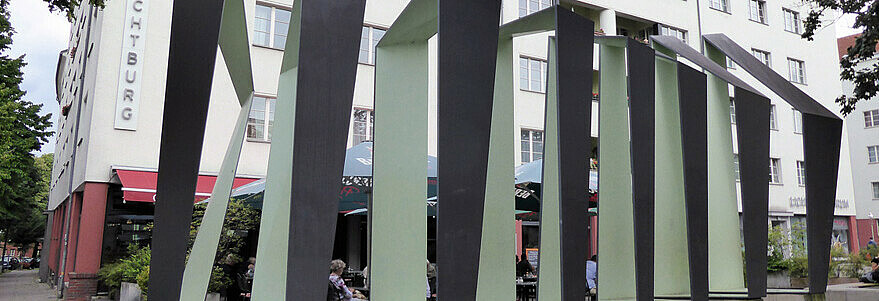 Geometrische Skulptur aus Beton und Stahl vor dem heutigen Café Lichtburg.