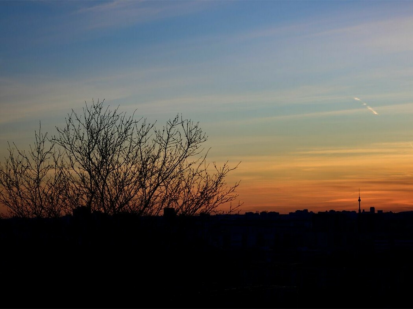 Blick auf den Sonnenuntergang mit Sicht auf den Fernsehturm in der Ferne