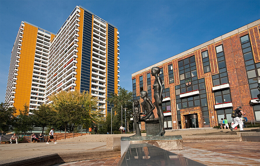 Ein Hochhaus des Typs WHH GT 18/21 am Helene-Weigel-Platz in Marzahn.