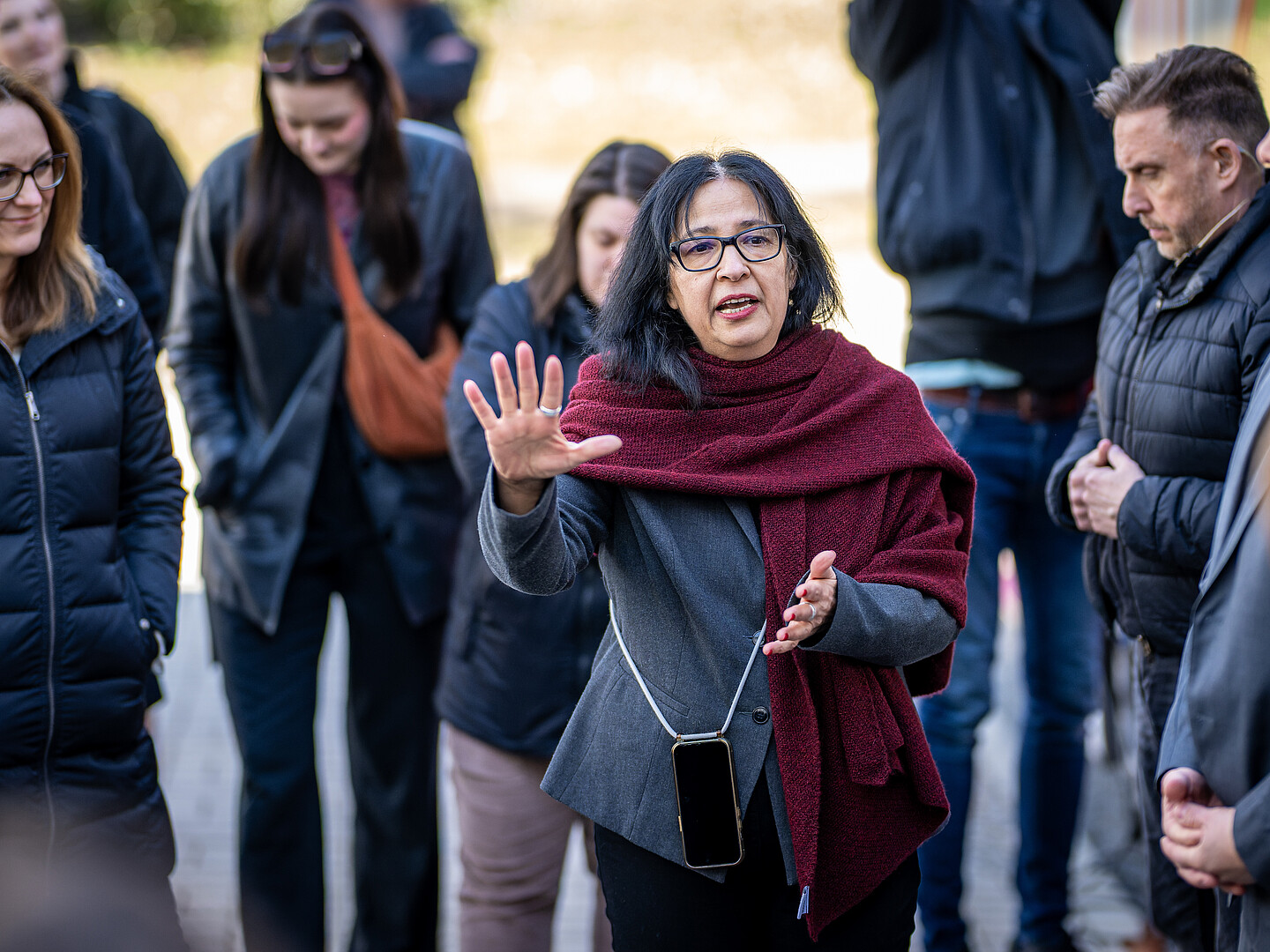 Seyran Ates steht umringt von einer Gruppe Menschen und spricht.