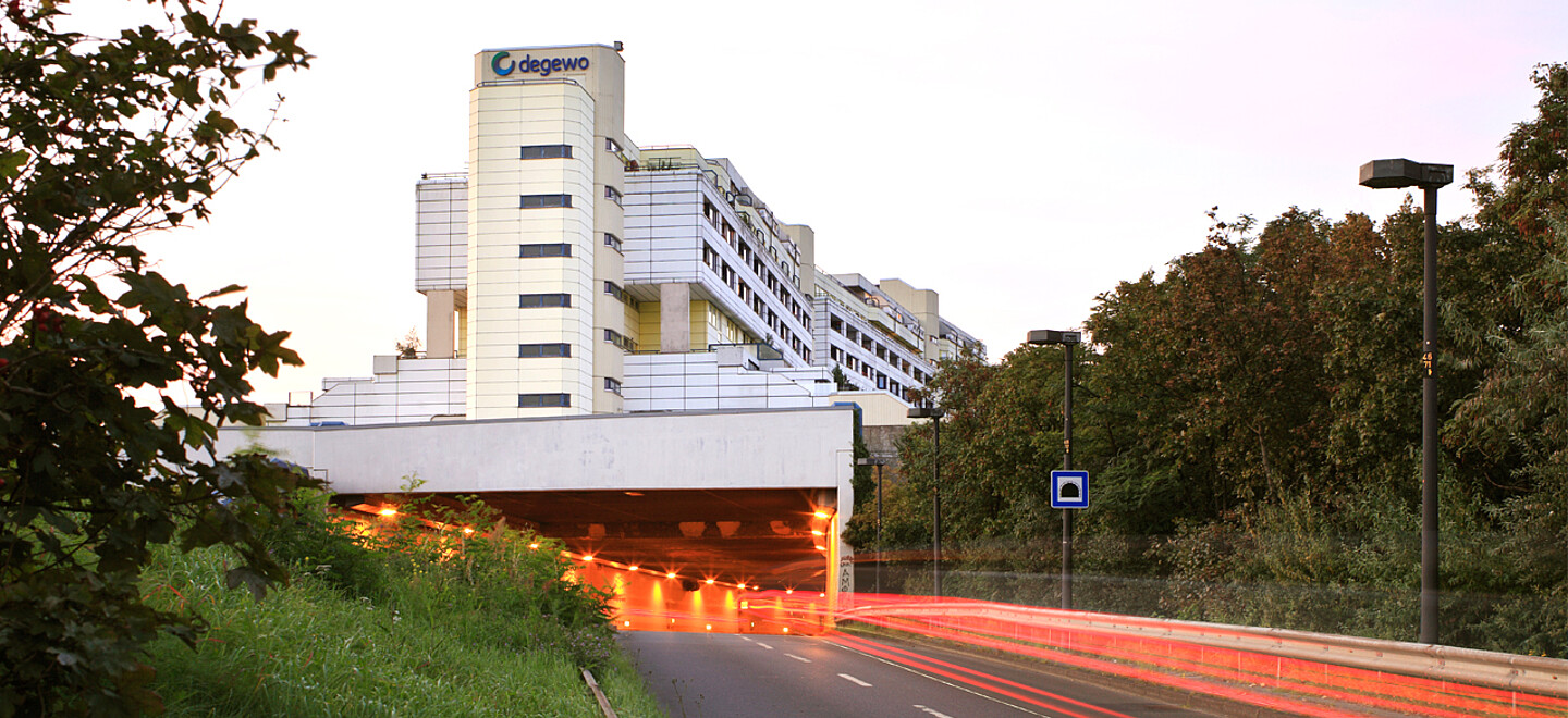 Bild vom Wohnhaus mit Autobahnunterführung in der Schlangebaderstraße.