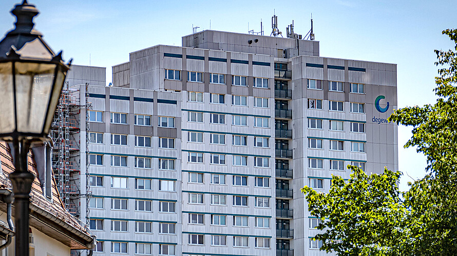 Ein Plattenbau des Typs WHH GT 18/21 von degewo in Marzahn, gesehen vom Dorf Alt-Marzahn aus