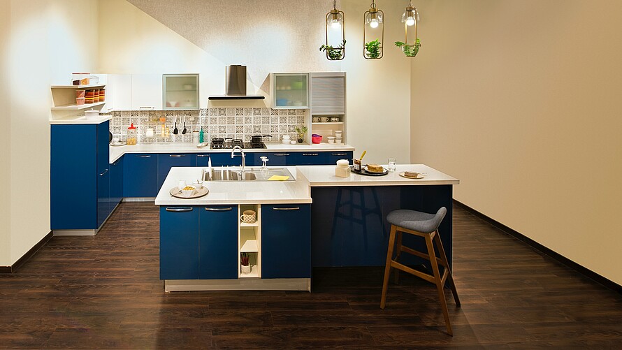 blaue Küche mit Kochinsel