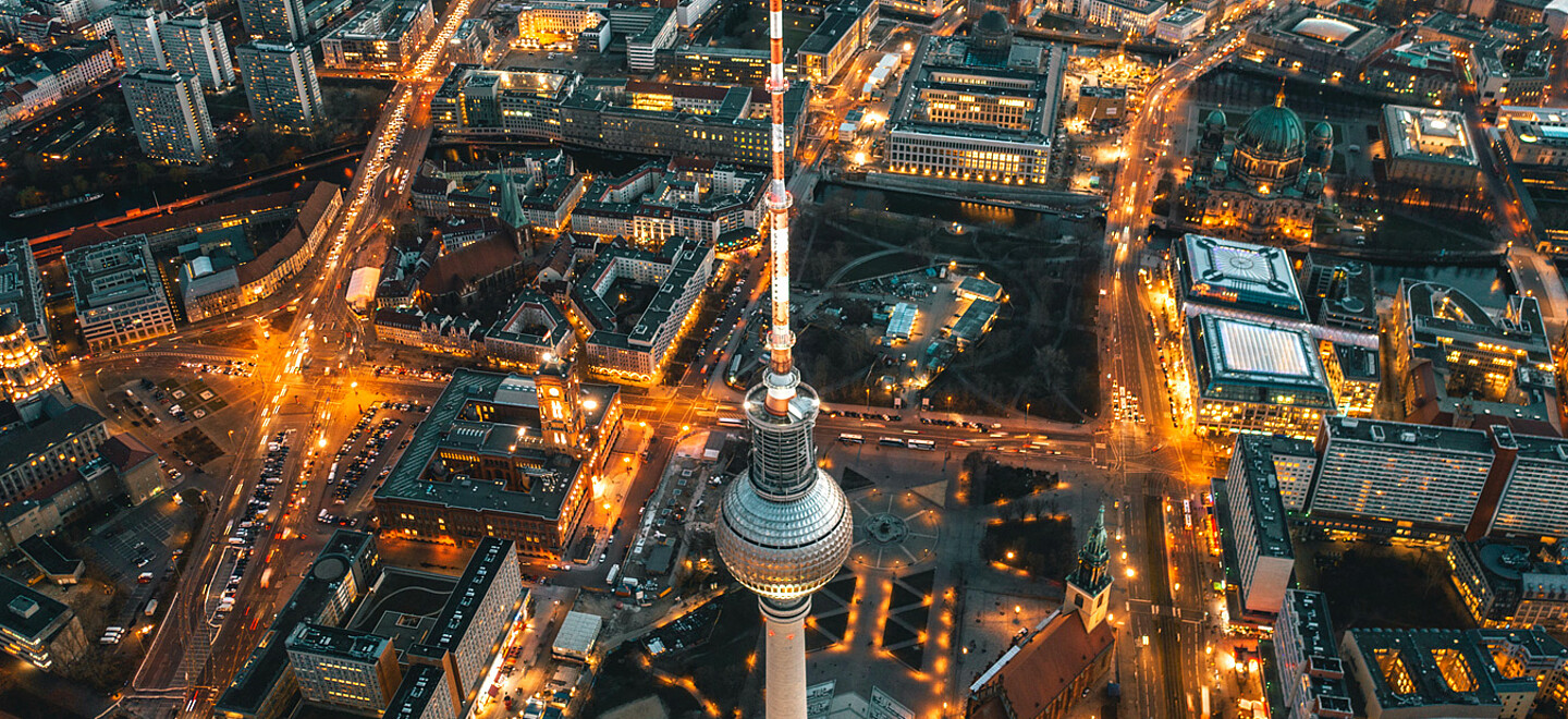  Der Berliner Fernsehturm bei Nacht aus der Vogelperspektive. 
