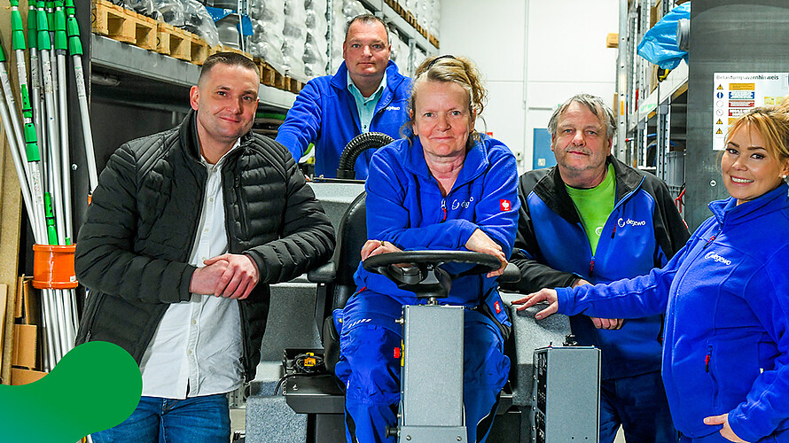 Teamfoto im Reinigungslager der dgs
