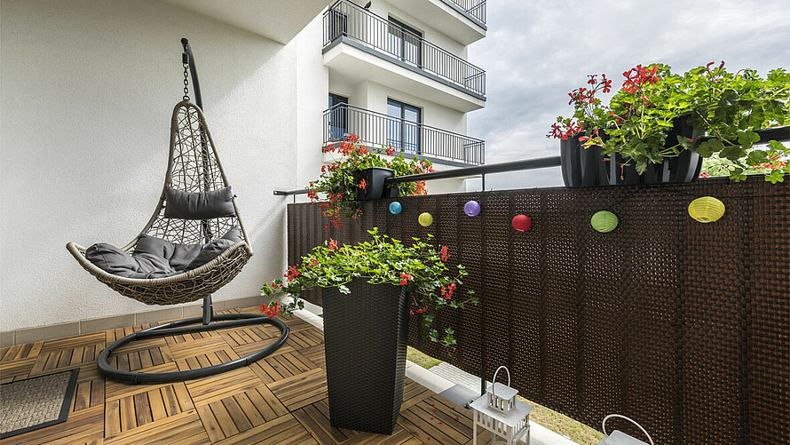 Balkon mit Loungesessel und Pflanzen