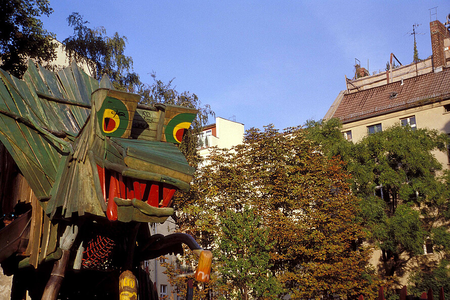 Der grüne Holzdrache aus Holz auf dem Berliner Spielplatz Drachenland