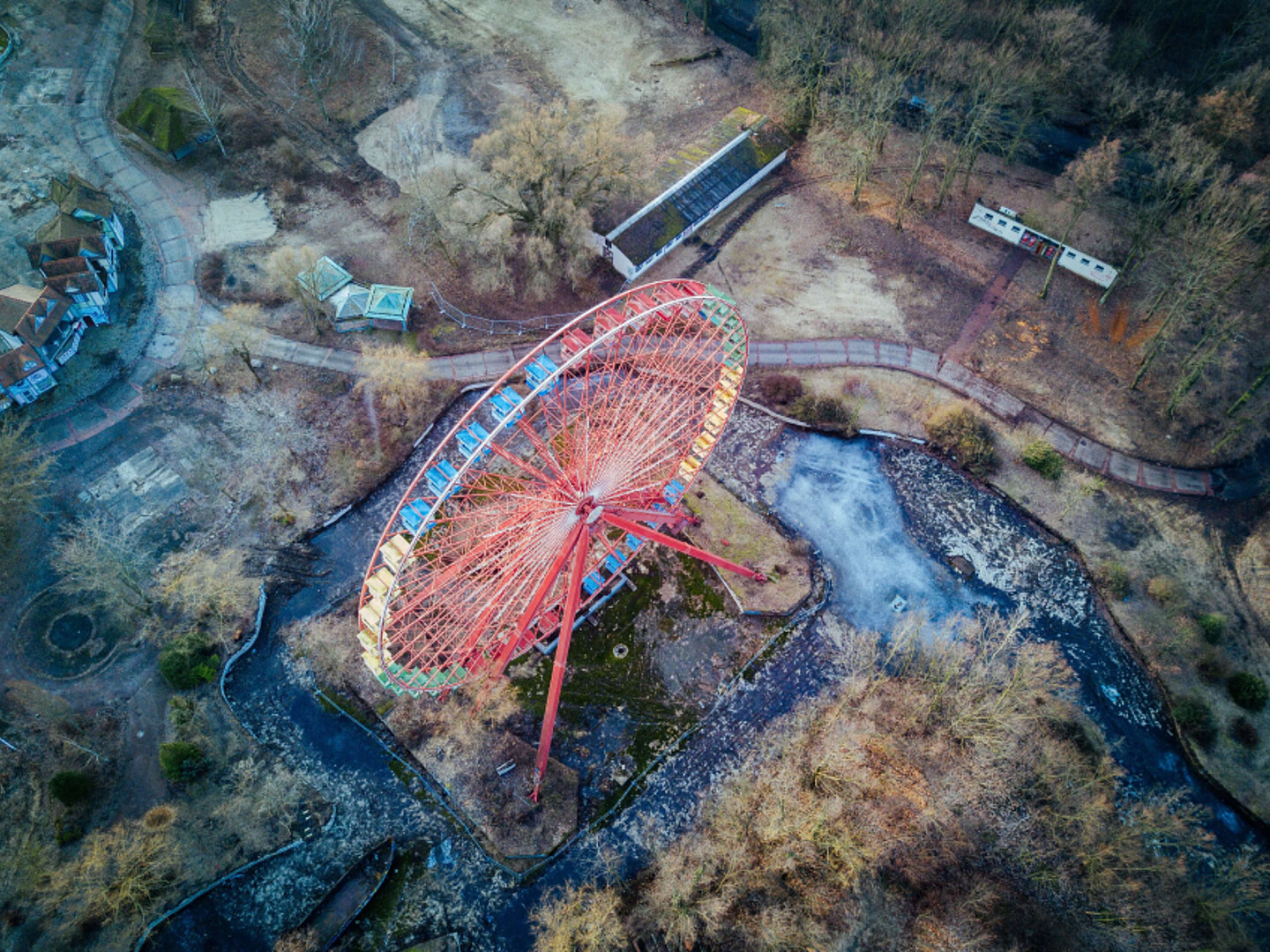 Luftbild auf ein Riesenrad.