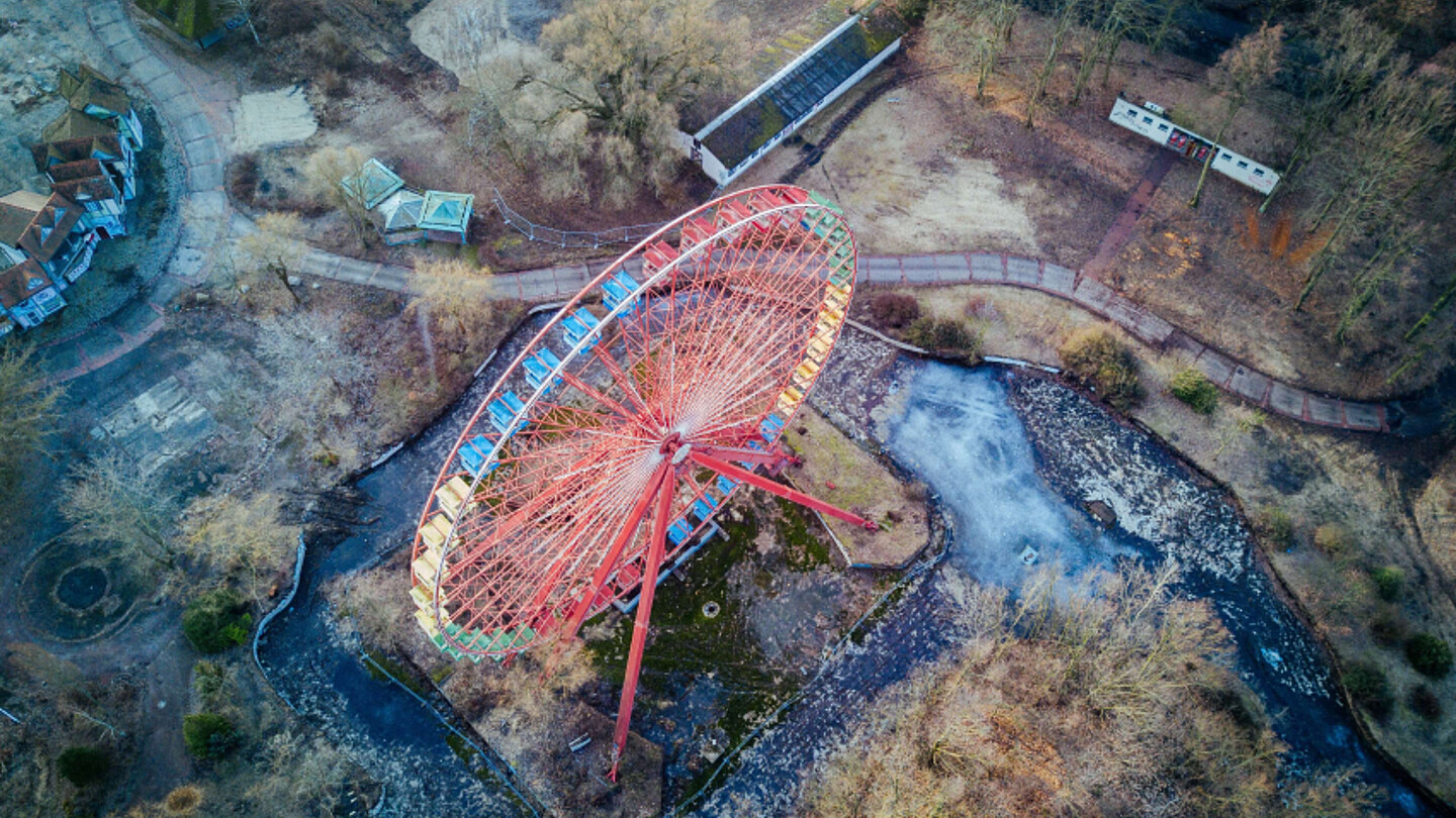 Luftbild auf ein Riesenrad.