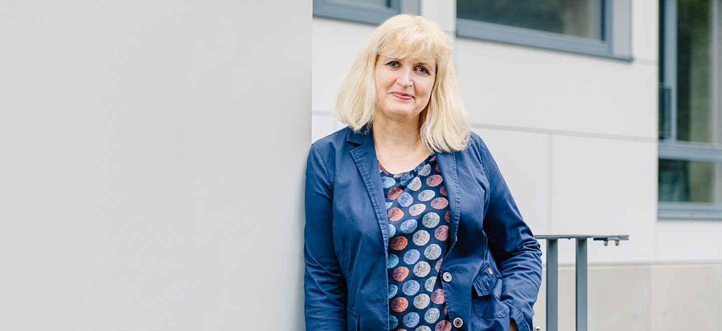 Die Direktorin Frau Fuchs steht vor ihrer Marienfelder Grundschule