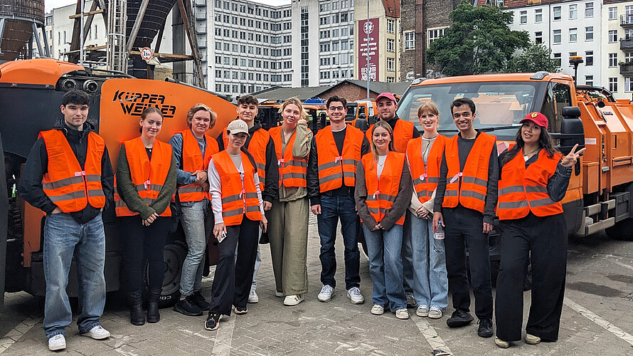 Gruppenbild unserer Azubis auf BSR Hof 
