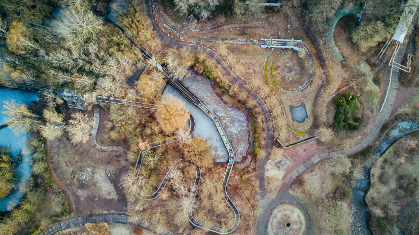 Luftbild von einem verlassenen Freizeitpark.