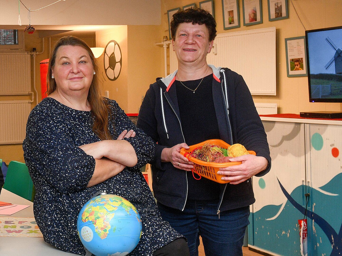 Foto von Sozialpädagogin Marina Bikádi und Erzieherin Suzanne Stecher im Kinderkeller Marzahn 