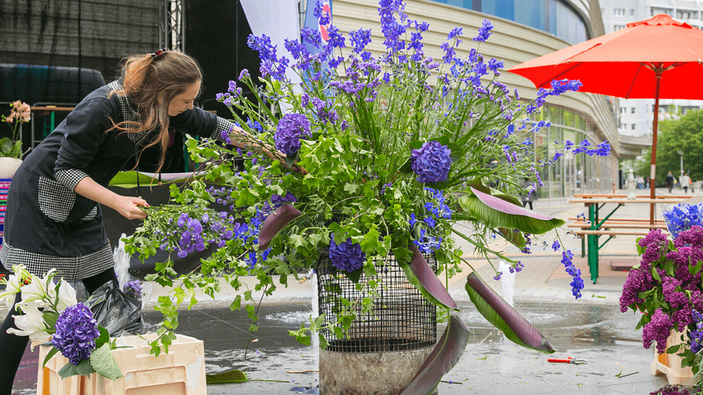 Frau arrangiert auf der Blütenpromenade einen Flowerflash