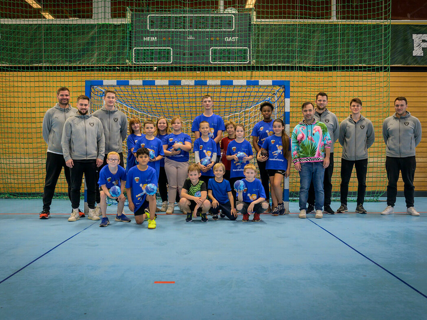 Die jungen Spieler fotografierten sich mit den Profispielern vor dem Tor.