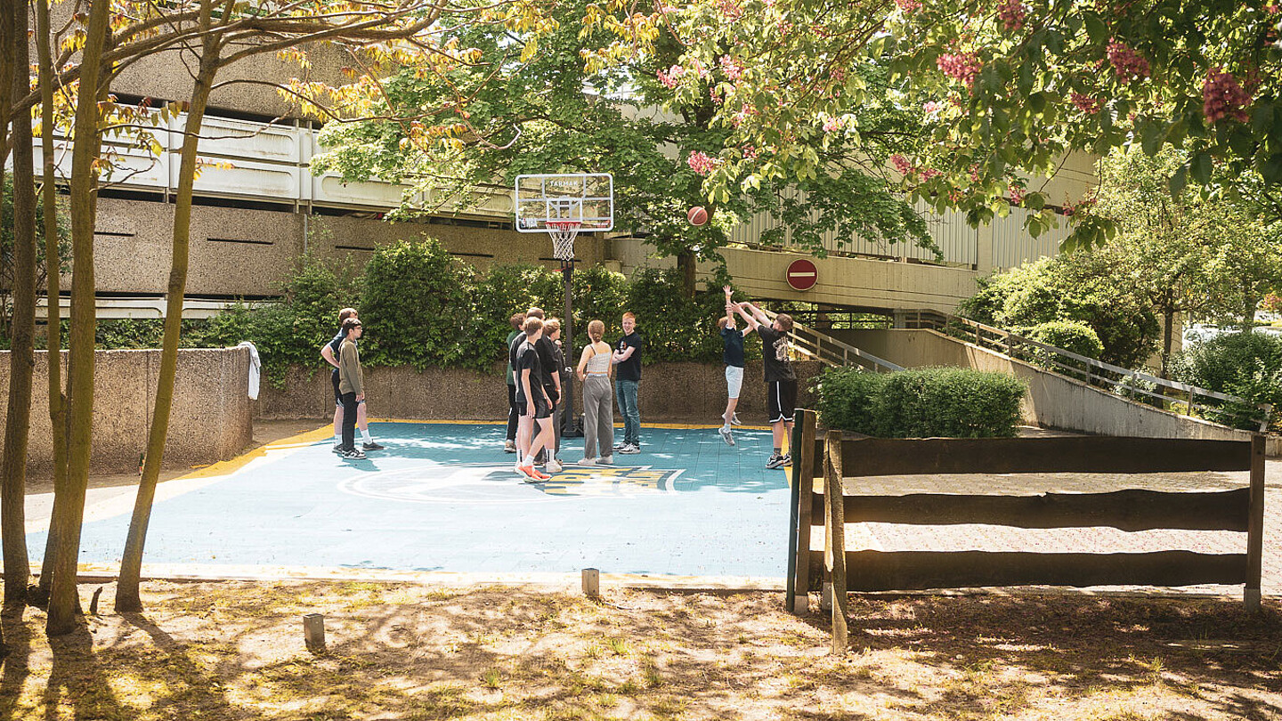 Kinder spielen Basketball