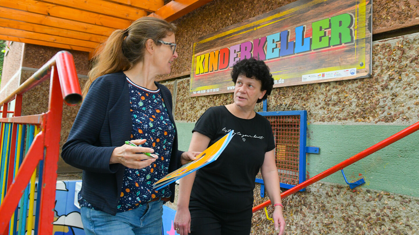 Zwei Frauen diskutieren miteinander.