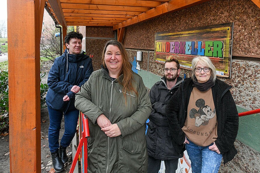 Die engagierten Mitglieder des Kinderkeller-Teams vorm Eingang des Hochhauses.