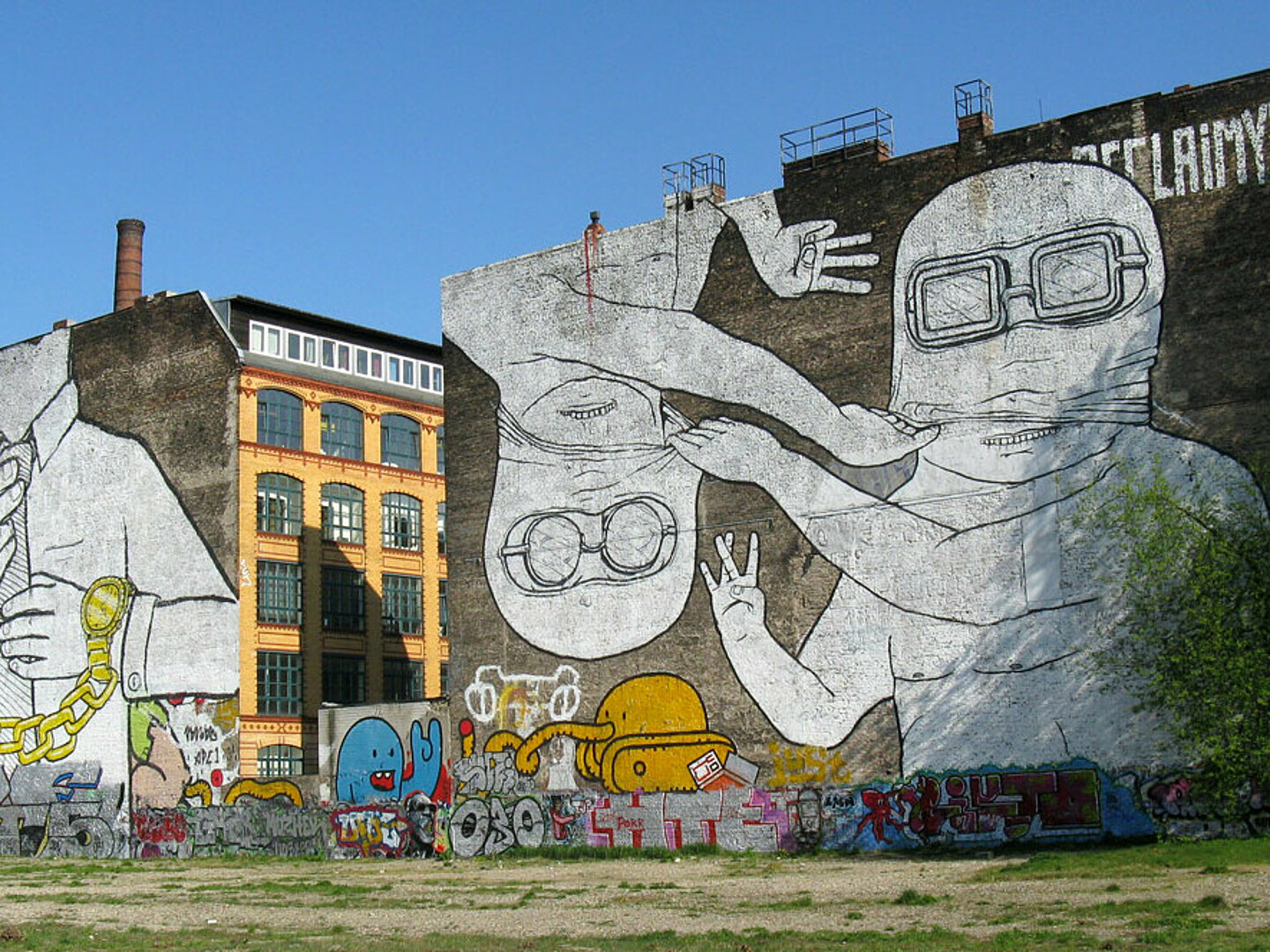 2 Wänden von zwei Hochhäusern mit Graffitis darauf