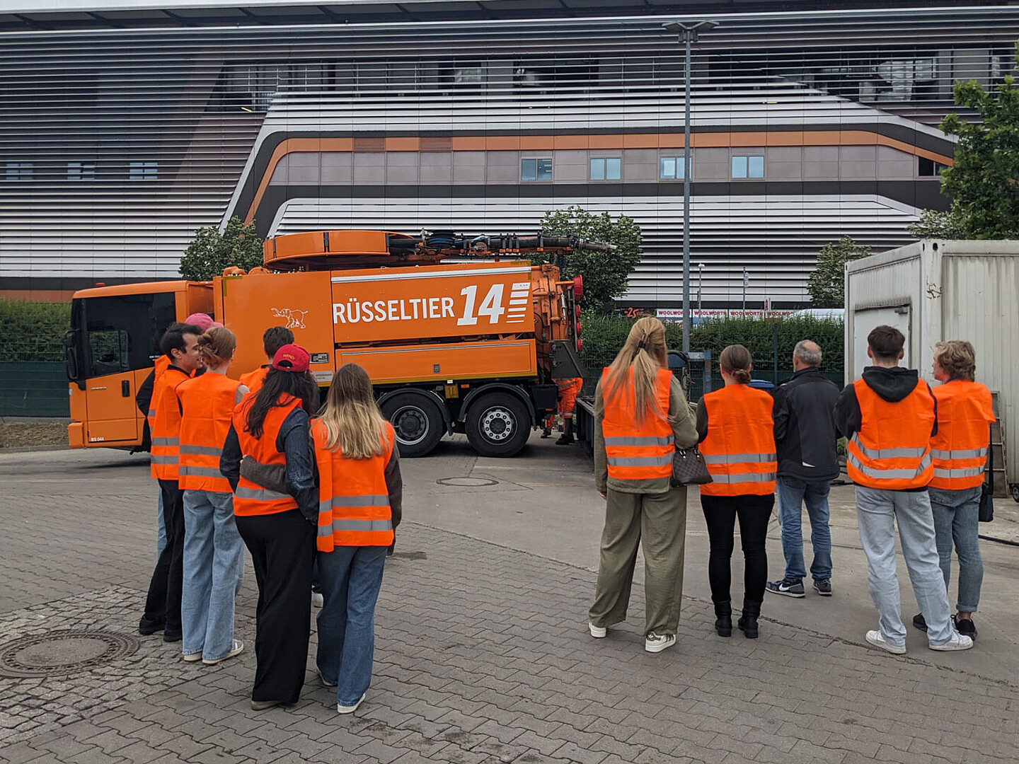 Unsere Auszubildenen sehen sich auf einem Recyclinghof der BSR um.
