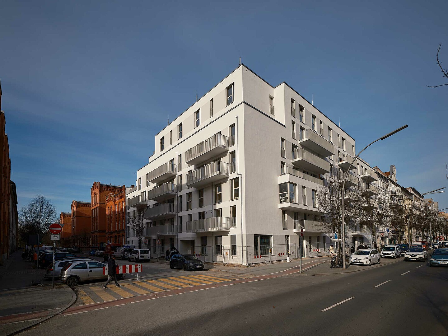 Zu sehen ist ein Neubau in der Gotenburger Straße. Das Foto ist von der gegenüberliegenden Straßenseite aufgenommen.