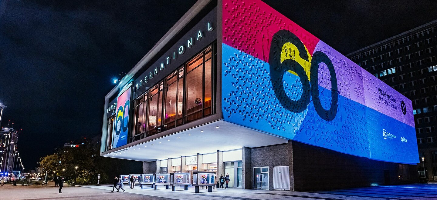 Außenansicht des Kino International mit einer großen 60 an der Seitenwand 