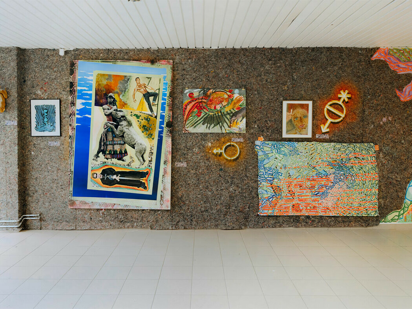5 Kunstwerke hängen an die Wand der Galerie M