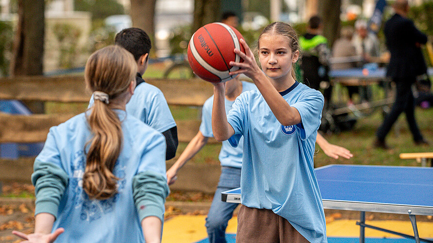Zwei Mädchen beim Basketball spielen