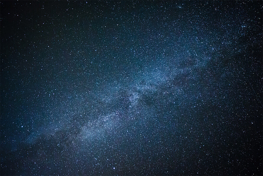 Eine Ansammlung von vielen Sternen bei Nacht. 