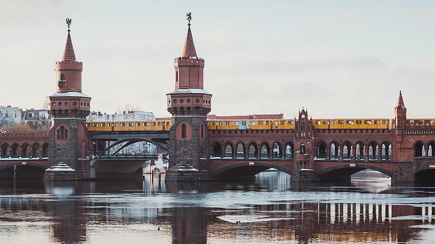 Berliner U-Bahn auf einer Brücke