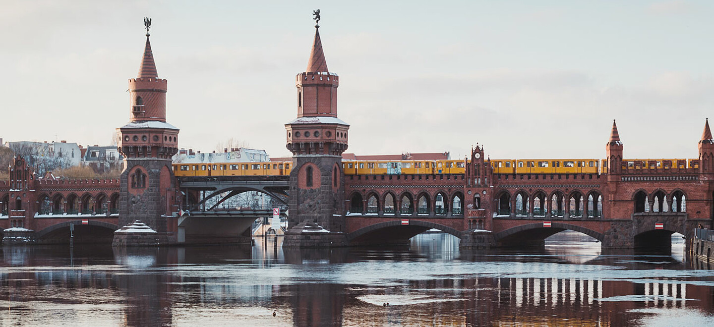 Berliner U-Bahn auf einer Brücke