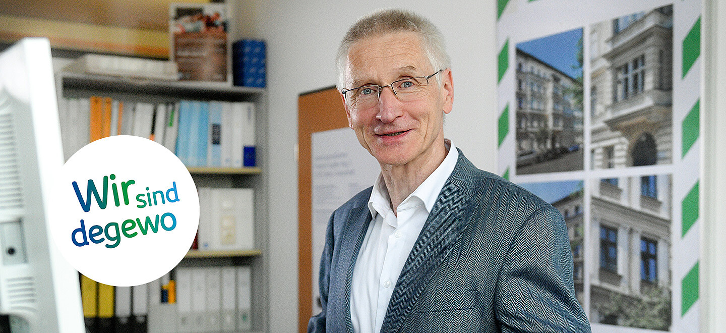 André Jödicke in seinem Büro. Im Bild ein Button mit der Aufschrift „Wir bei der degewo“.