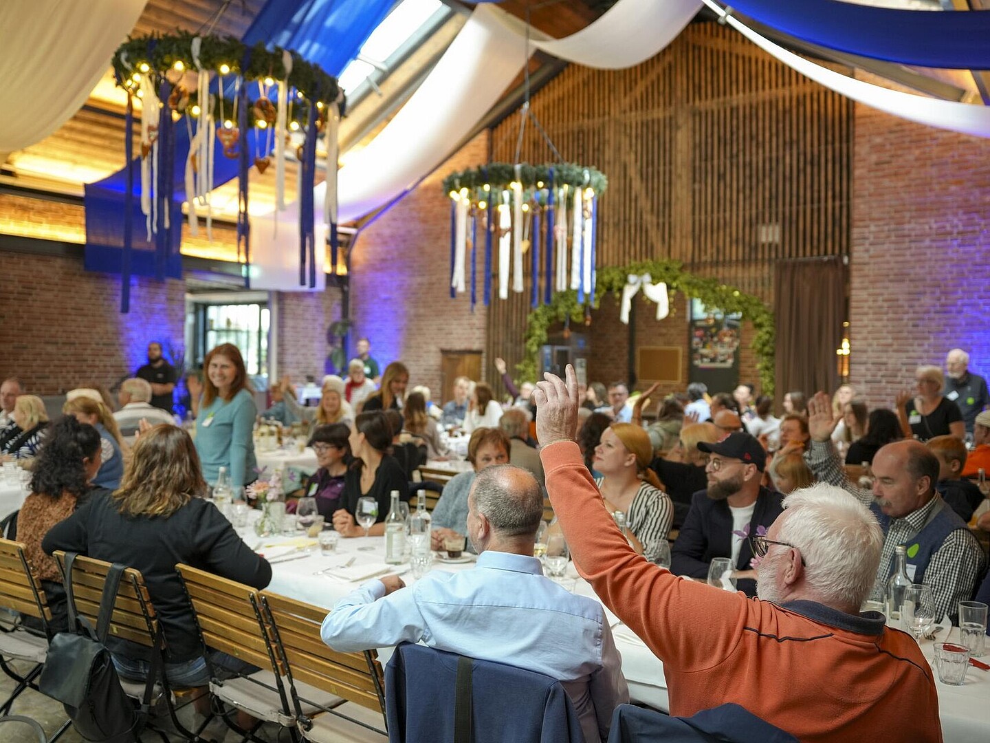 Ein Blick in die Runde. Die Gäste hören einem Vortrag zu und melden sich, um Fragen zu stellen.