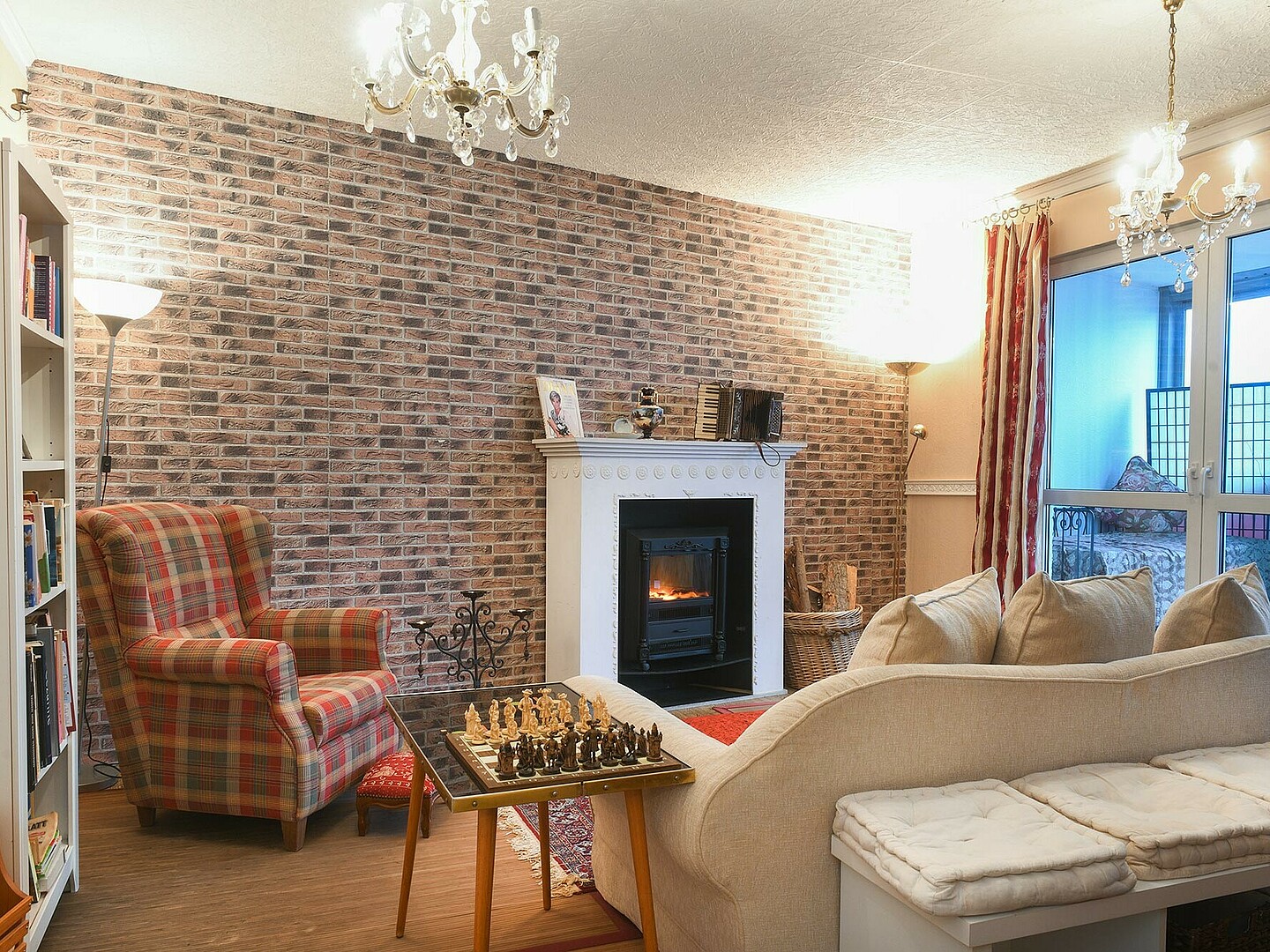 Ein gemütliches Wohnzimmer mit Schachbrett und Kamin, eingerichtet im englischen Landhausstil