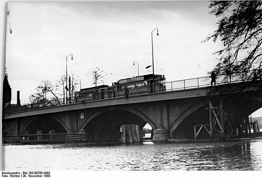 Beim Bau 1892 war die Dammbrücke die erste steinerne Spreebrücke in Köpenick. Auf diesem Bild ist sie nach ihrer Instandsetzung 1950 zu sehen. 