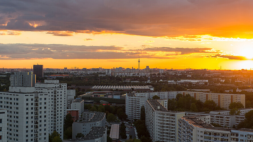 Berlin bei Sonnenuntergang von Marzahn aus gesehen: In 70 Meter Höhe geht der Blick Richtung Süden, am Horizont erkennt man den Fernsehturm.