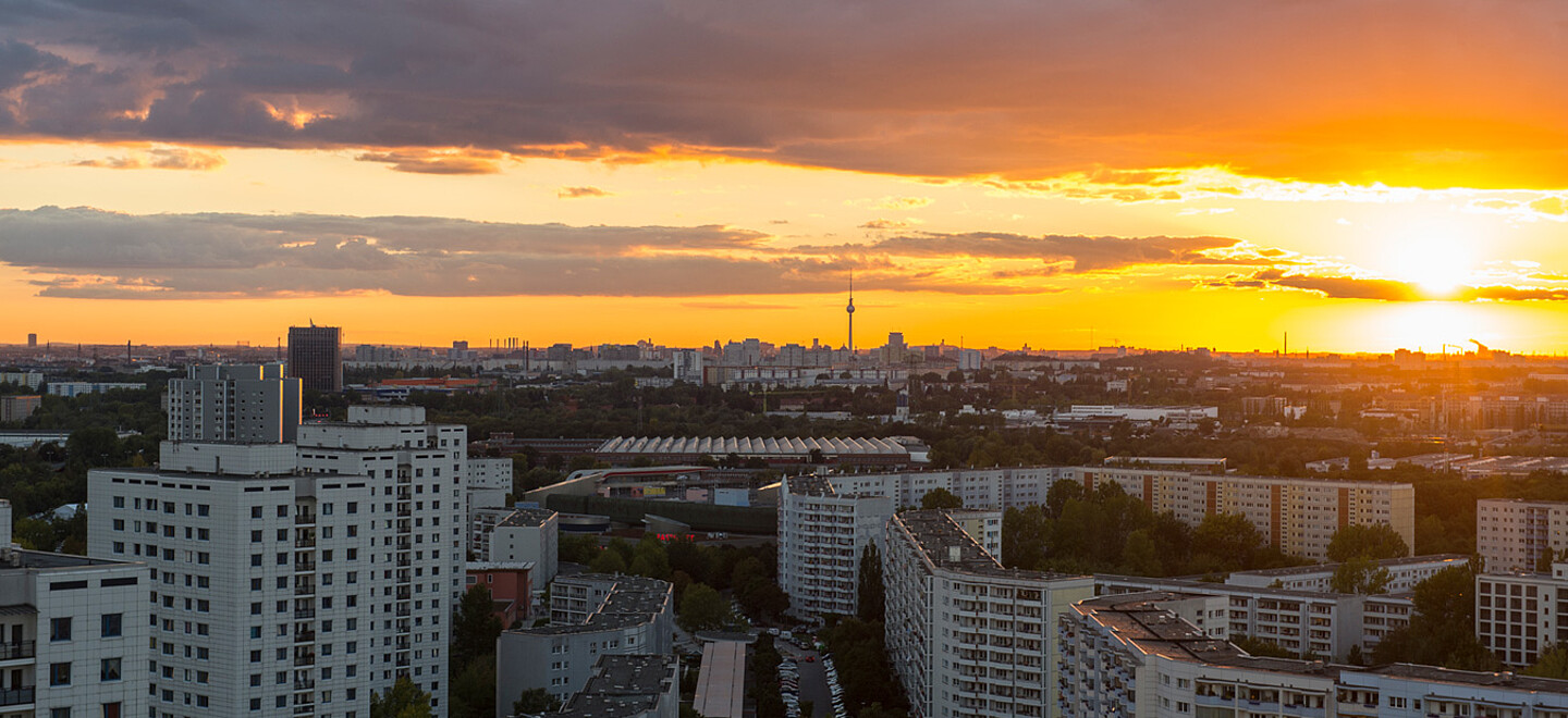 Berlin bei Sonnenuntergang von Marzahn aus gesehen: In 70 Meter Höhe geht der Blick Richtung Süden, am Horizont erkennt man den Fernsehturm.