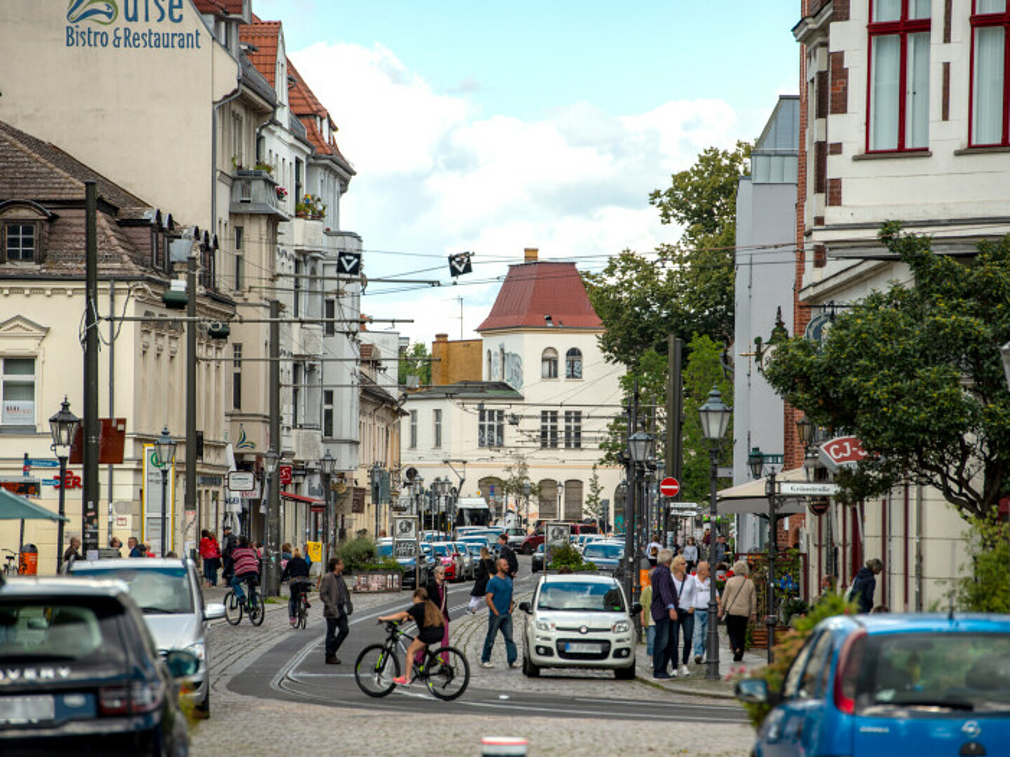 Fußgängerzone mit vielen Menschen am Köpenicker Schlossplatz