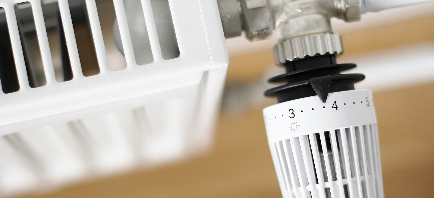 Bild eines Heizkörpers mit einem Thermostat, der auf 3 eingestellt ist.