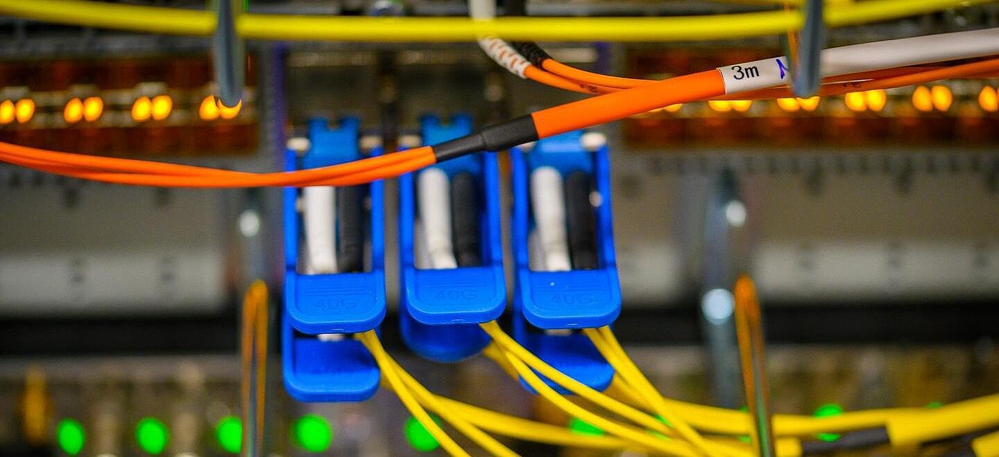 Glasfaserverteilerschrank mit Zuleitungs- und Verteilerkabeln