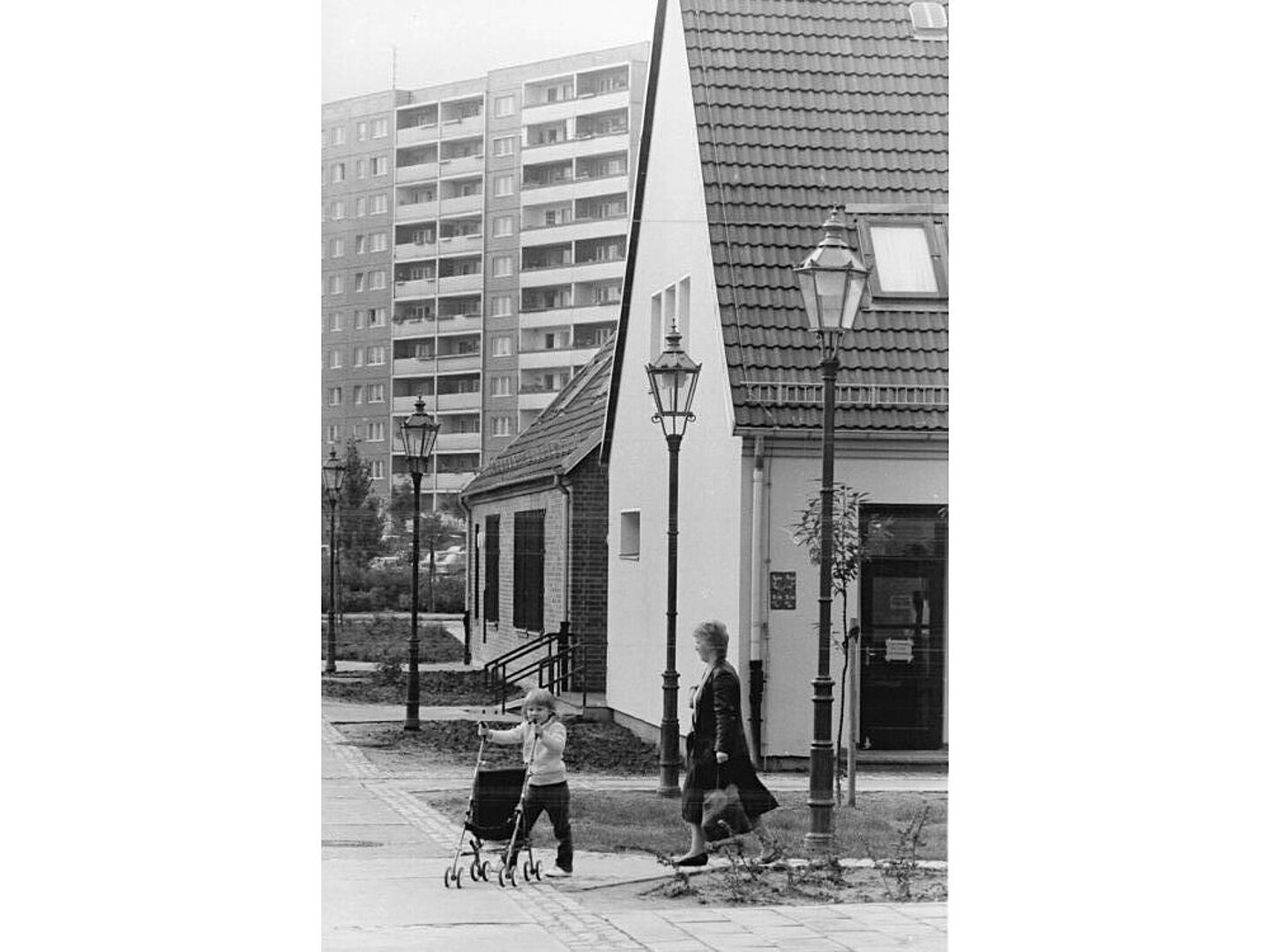 Historisches Bild von einer Frau und einem Kind im Alt-Marzahn