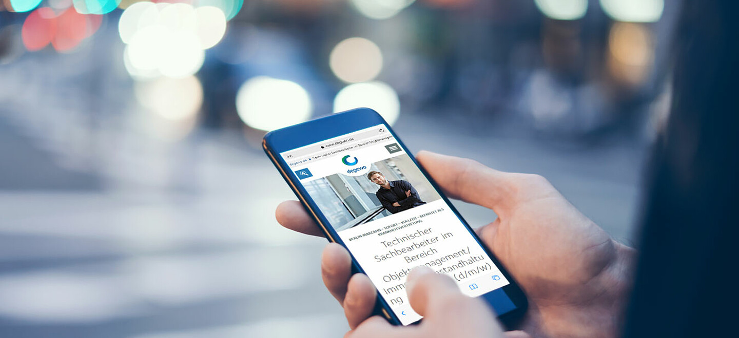 Smartphone mit geöffneter degewo-Website.