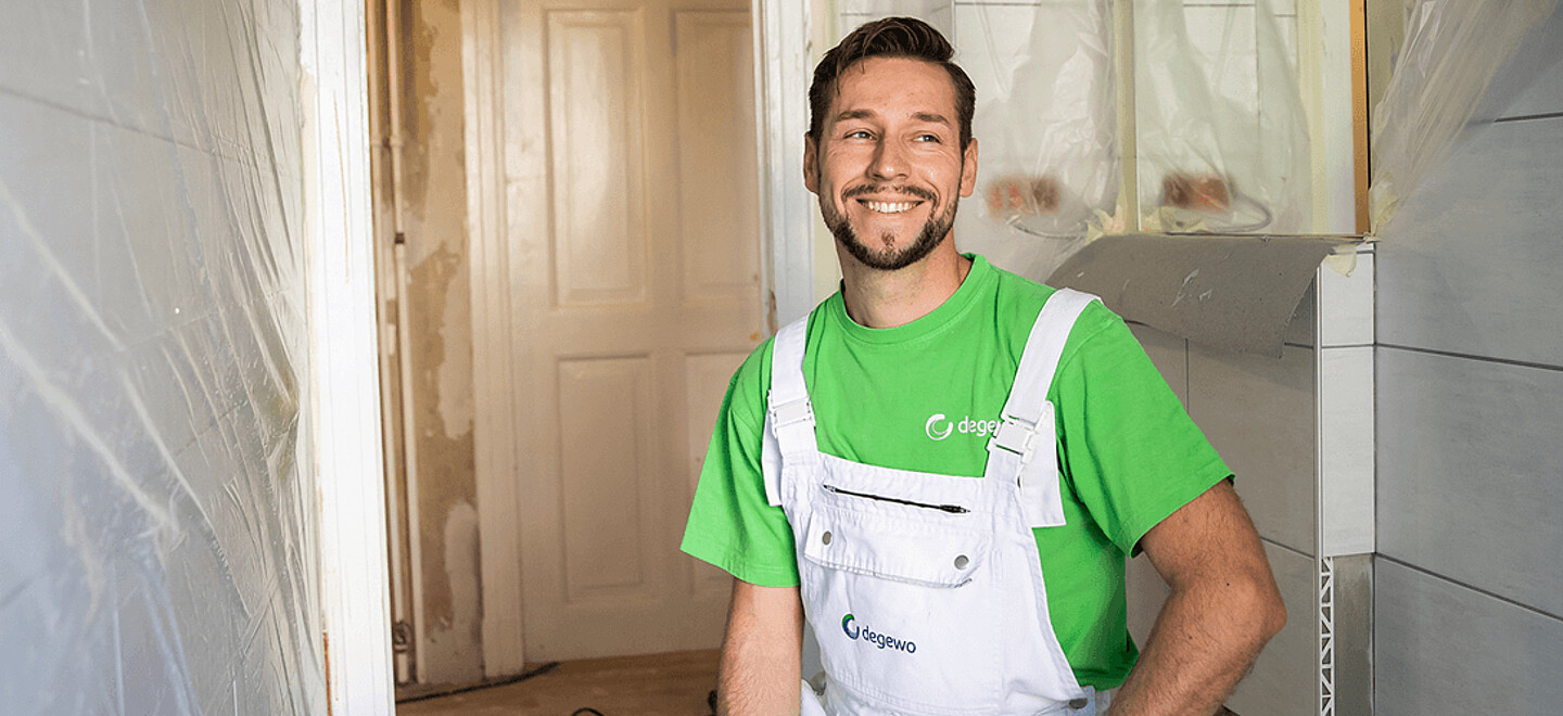 Ein Handwerker der degewo steht in Wohnung, die saniert wird.