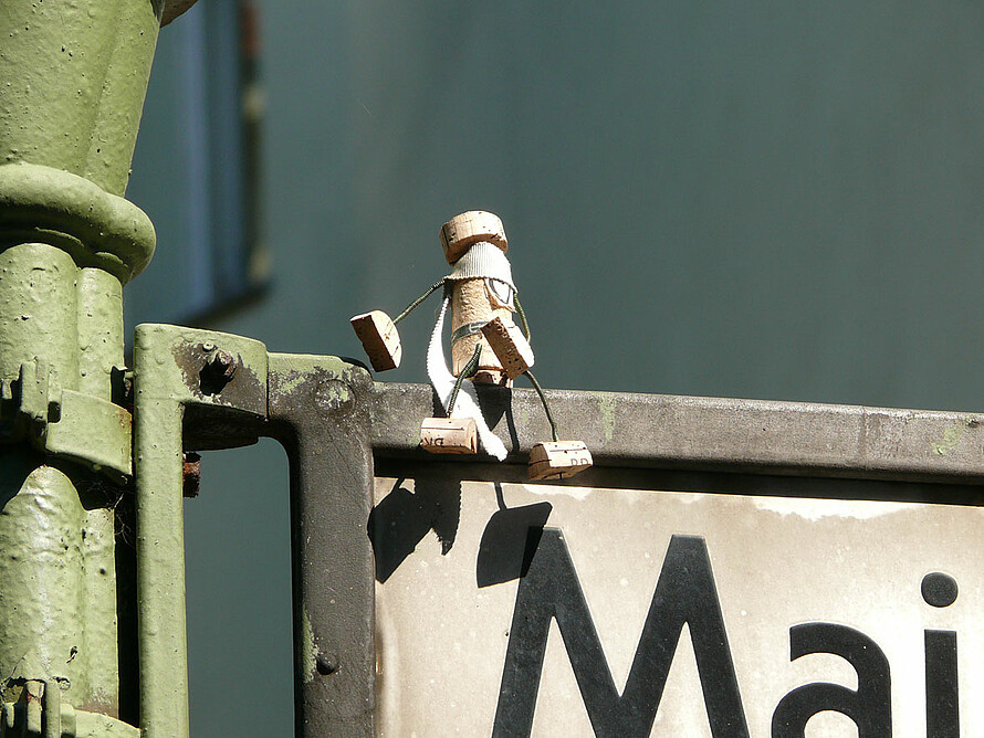 Korkmännchen auf einem Straßenschild